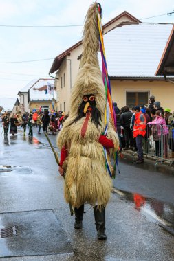 IG, Slovenya - 10th Şubat 2018: Slovence Ulusal maskeleri karnaval zamanda IG sokaklarda yürüyen Vrbovo gelen 