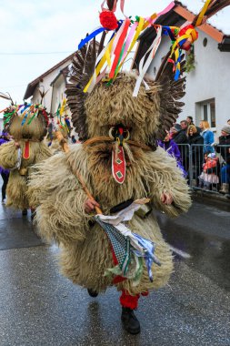 IG, Slovenya - 10th Şubat 2018: Slovence Ulusal maskeleri 