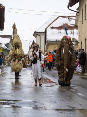 IG, Slovenya - 10th Şubat 2018: Slovence Ulusal maskeleri karnaval zamanda IG sokaklarda yürüyen Vrbovo gelen 