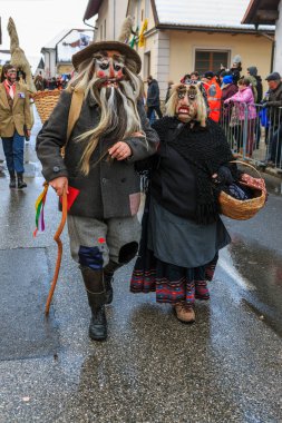 IG, Slovenya - 10th Şubat 2018: Slovence Ulusal maskeleri IG sokaklarında Karnaval sırasında çalışmakta Vrbovo gelen 