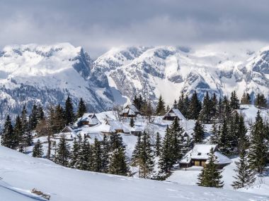 Velika planina kışın, Slovenya üzerinde geleneksel evler