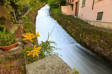Varenna, İtalya köyü akan Fiumilatte sergio Nehri