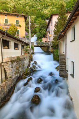 Varenna, İtalya köyü akan Fiumilatte sergio Nehri