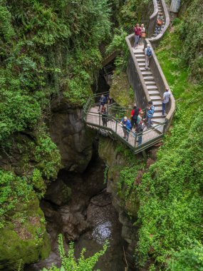 Bellano, İtalya - 29 Nisan 2018: ilkbaharda Bellano şehrin içinden çalışan gorge (Orrido di Bellano) görünümünde zevk insanlar.