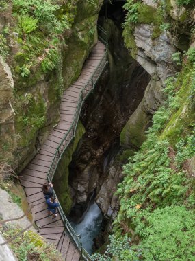 Bellano, İtalya - 29 Nisan 2018: ilkbaharda Bellano şehrin içinden çalışan gorge (Orrido di Bellano) görünümünde zevk insanlar.