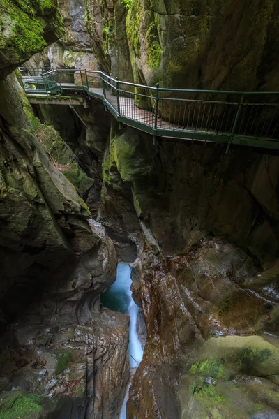Gorge Orrido di Bellano İtalya akan su üzerinde yürüme yolu