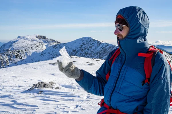 Mountaineer Olhando Para Cristal Gelo Topo Montanha Peca Eslovênia — Fotografia de Stock