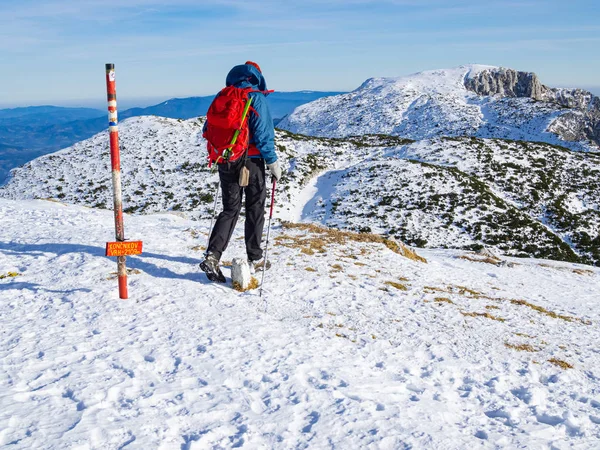 Alpinistul Care Plimbă Lângă Semnul Drumului Vârful Muntelui Peca Slovenia — Fotografie, imagine de stoc