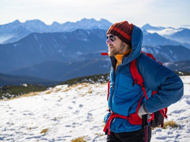 Slovenya 'nın Peca Dağı' nın tepesinden manzaranın keyfini çıkaran dağcı