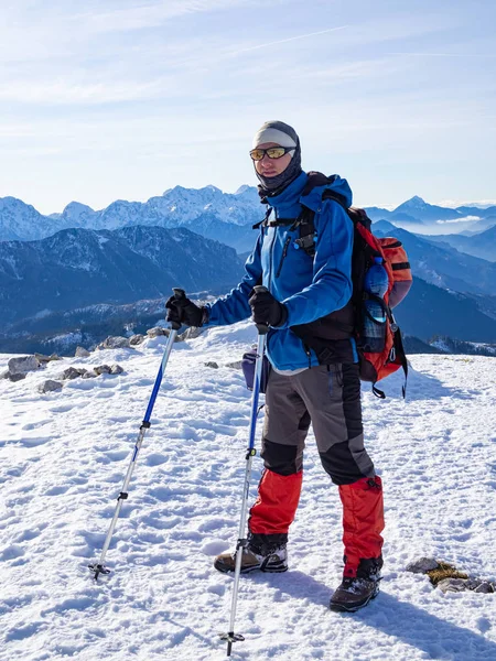 Alpinista Stojący Szczycie Góry Peca Słowenia — Zdjęcie stockowe