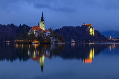 Slovenya 'da gün batımından sonra kiliseyle birlikte Kanlı Ada
