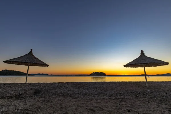 Spiaggia Alle Pakotane Con Ombrelloni Isole Kornati Sullo Sfondo Dopo — Foto Stock