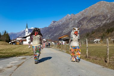 Dreznica, Slovenya - 22 Şubat 2020: Slovenya geleneksel karnaval maskesi 