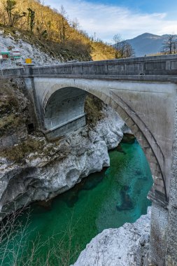 Napolyon 'un Kobarid' deki turkuaz Soca nehri üzerindeki köprüsü, bir bahar günü erken saatlerde, Slovenya