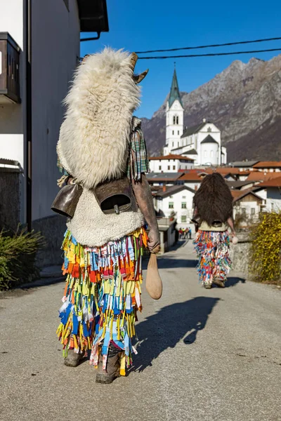2020年2月22日 斯洛文尼亚传统狂欢节面具 Grdi 在狂欢节期间 用燃烧的云杉树枝拉着购物车穿过Dreznica村 — 图库照片