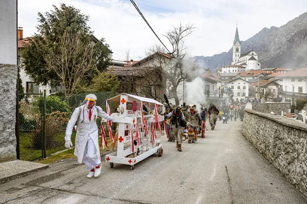 Dreznica Eslovenia Febrero 2020 Máscaras Carnaval Tradicionales Eslovenas Procesión Desfilando — Foto de Stock