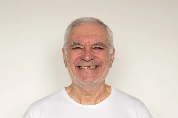 Yaşlı adamın yüzü kapalıyken, diş tebessümü eksikken, düzgün diş bakımı yapılırken.