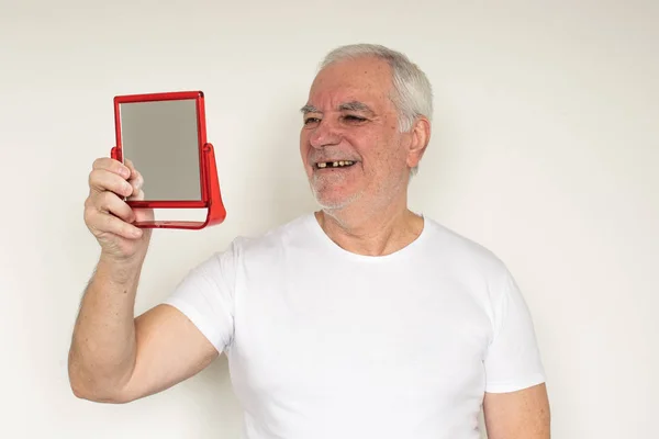 Oude man senior gezicht closeup ontbrekende tand glimlach juiste tand zorg — Stockfoto