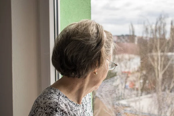 Triste anciana solitaria mirar al lado de la ventana allone deprimido abandonado — Foto de Stock