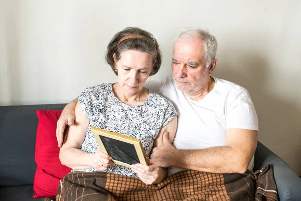 mutsuz yaşlı çift kanepeye oturur üzgün hayat sağlıklı fotoğrafa bak