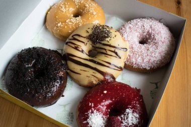 Donutlar şeker sağlık sorunlarıyla dolu bir kutuda kapanıyor.