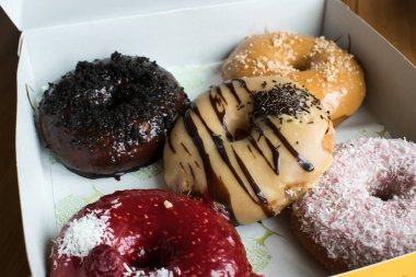 Donutlar şeker sağlık sorunlarıyla dolu bir kutuda kapanıyor.