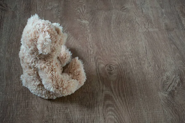 子供の虐待クマのクローズアップは感情を守るのに役立ちます — ストック写真