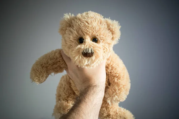 子供の虐待クマのクローズアップは感情を守るのに役立ちます — ストック写真