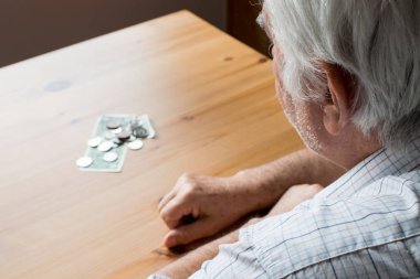 Zavallı son sınıf yakınlaşması. Parayla ilgili problemler var. Tek başına yemek yok.