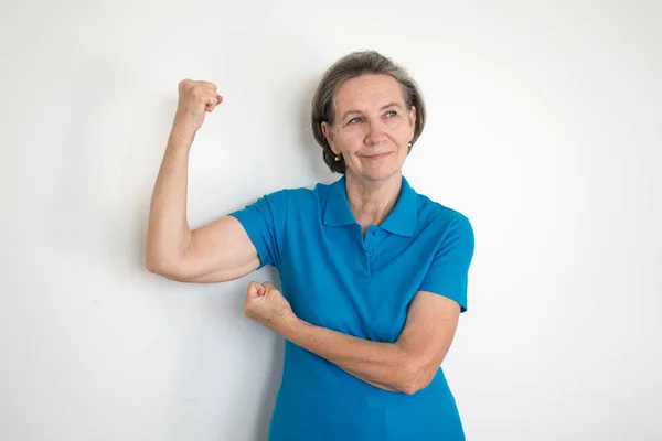 Yaşlı, sağlıklı, beyaz, gülümseyen, mutlu, son sınıf öğrencisi bir kadın., 