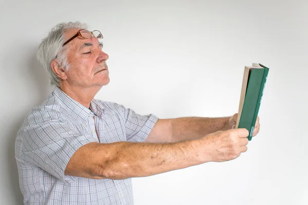 Homem olho sênior com problemas ler livro má vista tratamento ajuda — Fotografia de Stock
