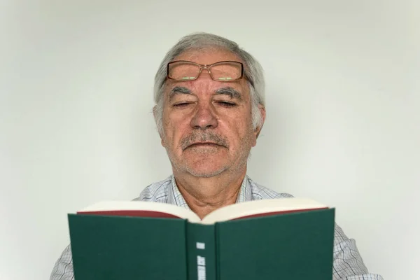 Adam sorunlu kıdemli göz kitap okumak kötü görüş tedavi yardım