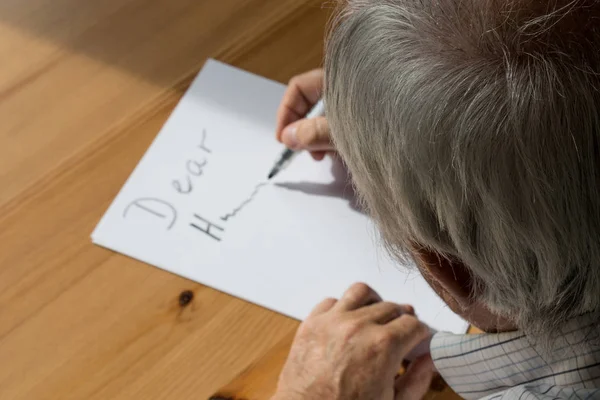 Ανώτερος άνθρωπος Alzheimer πρόβλημα γράφοντας στο σπίτι closeup βοήθεια και μόνο — Φωτογραφία Αρχείου