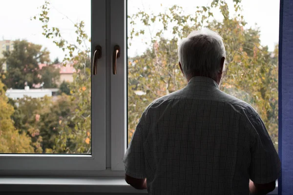 Triste hombre mayor de pie solo en casa dentro de primer plano deprimido — Foto de Stock