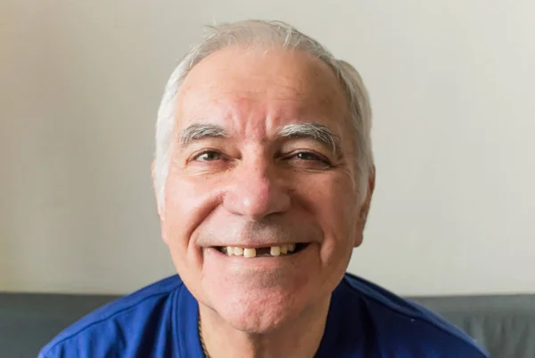 Oude Man Senior Gezicht Closeup Ontbrekende Tand Glimlach Juiste Tand — Stockfoto