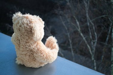 İntihar eden genç çocuklar bir çıkıntıya yakın otururlar.