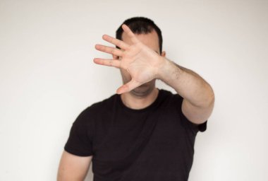 Beyaz adam, dur kavramını görmezden gel. Beni yalnız bırak. Siyah tişörtlü eli dinleme.