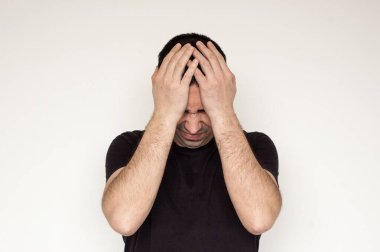 Beyaz erkek migren baş ağrısı tişörtü. Kapalı eller. Beyaz arka plan acı verici.