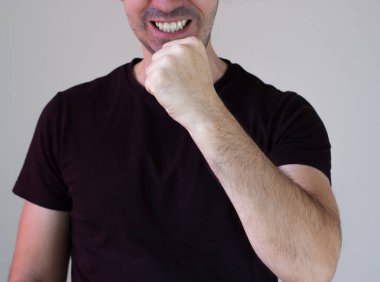 Adam yakın plan hareketi. İki el işareti. Aferin sana, kızgın adam yumruğu.