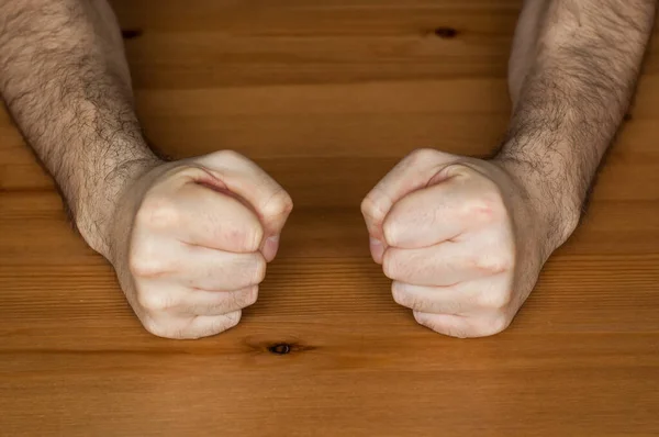Duas Mãos Punhos Mesa Madeira Apertar Punhos Homem Peludo Símbolo — Fotografia de Stock