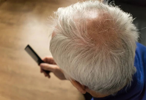 Sağlık koşulları, yaşlı adam kıdemli model yakın çekim saç kaybı yaşlı tarağı 