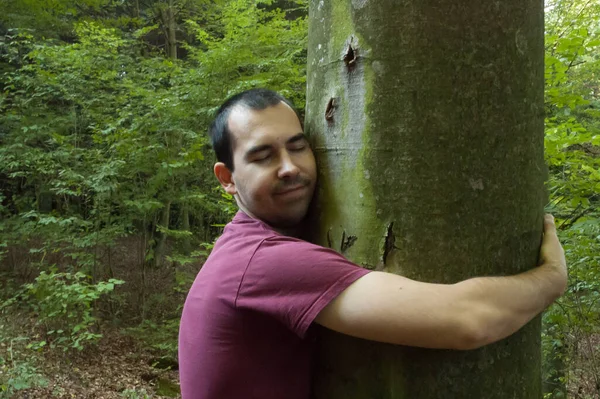 Erkek doğayı sever. Ağaç ormanını korur. Gezegeni, iklim değişikliğini, oksitosin hormonu seviyesini arttırır.