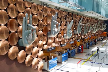 Indira Gandhi Havalimanı mahalline el ile dekore edilmiştir.