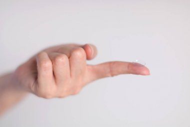 Kontakt lens işaret parmağı 