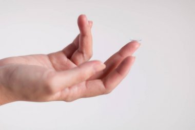 Kontakt lens orta parmak 