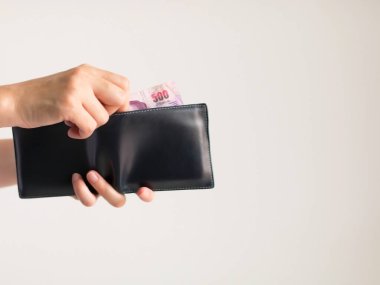 Beyaz arka plan fotoğrafı, para cüzdanı tutan eller ve diğer el Tayland banknotları için 500 Baht değer getirir.. 