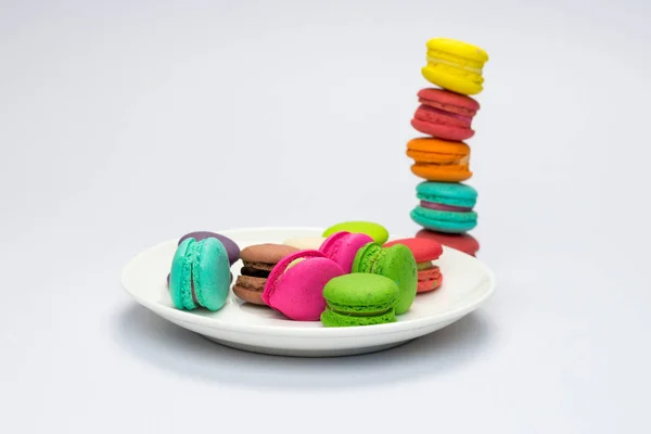 Macaroons coloridos no fundo branco — Fotografia de Stock