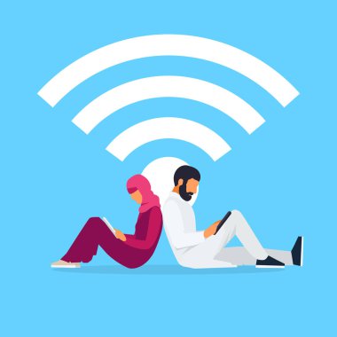 Genç Müslüman sit arka arkaya çift ve bir tablet pc kullanarak okuyun.