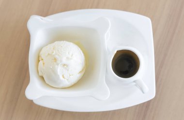 Adffogato kahve - espresso vanilyalı dondurma ile