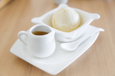 Adffogato kahve - espresso vanilyalı dondurma ile